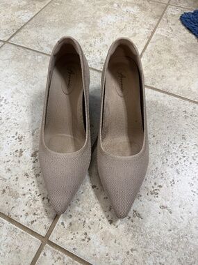 Arromic Beige Pointed Toe Wedge Heels Size 8.5